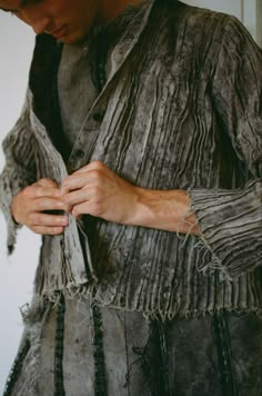 Futurism Fashion, Fringe Clothing, Textures Fashion, Conceptual Fashion, Menswear Runway, Layered Fashion, Fashion Project, Textiles Fashion