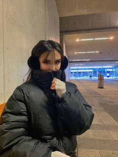 Black Puffer Jacket Outfit, Winter Streetwear Outfits, Tokyo Winter, Puffer Jacket Outfit, Streetwear Outfit Ideas, Winter Outfits Aesthetic, Winter Streetwear, Outfit Ideas For Women, Cropped Puffer Jacket