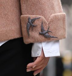 Christmas Brooch Outfit, Chique Outfit, Lulu Frost, 가을 패션, Mode Inspiration, Fashion Details, Fashion Casual, Brooches, Style Me