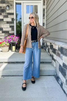 Cropped Wide Leg Jeans Outfit idea for affordable fall fashion ideas! Wide Leg Crop Trousers Outfit, Black Crop Flare Pants Outfit, Wide Leg Jeans Sweatshirt Outfit, Crop Boot Jeans Outfit, Wide Legged Jeans Outfit Fall, Cropped Wide Leg Pants Outfit Fall, Wide Leg Crop Jeans With Boots, Wide Leg Jeans And Chelsea Boots, Wide Leg Jeans Outfit Ideas Fall