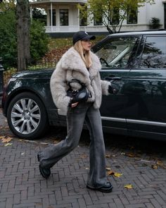 Bold Fashion Outfits, Fur Jacket Outfit, Fur Outfit, Fur Coat Outfit, Winter Mode Outfits, Looks Street Style, Winter Fits, Coat Outfits, Faux Fur Jacket