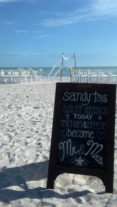 a sign on the beach that says sandy toes