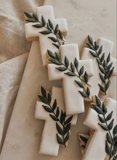 some cookies are decorated with green leaves on them