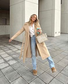 Neutral Winter Outfits Women, Uggs Outfit Jeans, Botas Ugg Outfit, Minimalist Winter Outfits, Minimalist Winter Outfit, Platform Ugg, Casual Dinner Outfit Summer, Amsterdam Outfit, Uggs Outfits