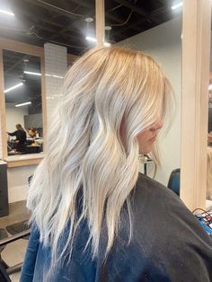 Level 10 Lightest Blonde Hair, Cute Haircuts Blonde Hair, Full Icy Blonde Hair, Blonde Hair Icy Highlights, Highlights Bright Blonde, Cute Blonde Hair Dye Ideas, Icy Blonde Hair Inspiration, Super Blonde Highlights On Blonde Hair, Super Blonde Medium Length Hair