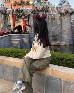 Amusment Parks Outfit Winter, Disneyland Outfits Midsize, Disneyland California Adventure Outfits, Cute Outfits For Disneyland Winter, Aesthetic Disney Outfits Winter, Disneyworld December Outfit, Disneyland Cold Weather Outfit, Disneyland Aesthetic Winter