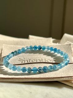 Kristall Blauer Kyanit Armband 4 mm - INTENTION: Ruhe und Klarheit finden - Gönnen Sie sich oder überraschen Sie einen geliebten Menschen mit diesem zeitlosen Stück. - Lege deine Absicht für den Tag, für die Woche und für das Jahr fest. Blauer Kyanit ist bekannt für seine beruhigenden und ausgleichenden Eigenschaften und ein wunderschöner und vielseitiger Edelstein. Sein leuchtend blauer Farbton soll Ruhe und inneren Frieden fördern, was ihn zu einer idealen Wahl für diejenigen macht, die Stress Blue Kyanite Crystal, Kyanite Crystal, Healing Crystal Jewelry, Les Chakras, Crystal Healing Bracelets, Bracelet Women, Christmas Gift For Her, Blue Kyanite, Women Christmas