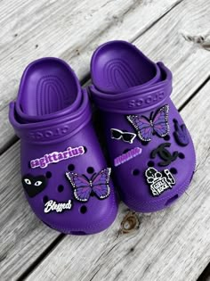 Purple Crocs With Charms, Purple Crocs With Jibbitz, Cute Crocs Shoes, Croc Ideas, Cool Crocs, Crocs With Jibbitz, Crocs Aesthetic, Crocs With Charms, Purple Crocs