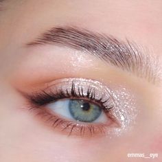 Shiny Makeup Look, Shimmer Makeup Look, Shiny Makeup, Eyebrow Trends, Makeup Ojos, Natural Prom Makeup, Christmas Makeup Look, Eye Makeup Techniques, Formal Makeup