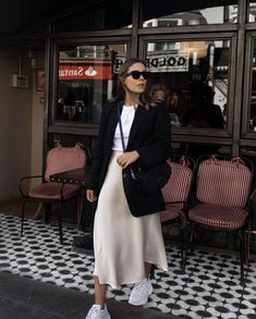 Silk Midi Skirt Outfit, Elegant Skirt Outfits, Rok Outfit, Midi Skirt Outfit, Long Skirt Outfits, Beige Skirt