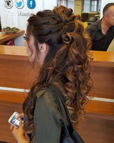 "Get Ready to Slay with 28 Irresistible Curly Hair Styles! Unlock the Secrets to Effortless Elegance. Click Now. Hairstyles For Women Easy, Trendy Curly Hairstyles, Best Curly Hairstyles, Curly Bridal Hair, Easy Curly Hair, Hair Styles Natural, Hairstyles 2024, Bridal Hair And Makeup