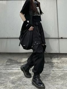 Para un look atrevido y vanguardista, los pantalones cargo Gothic Techwear son una opción perfecta. Estos pantalones combinan funcionalidad con un estilo gótico distintivo, con múltiples bolsillos y correas utilitarias para un diseño único inspirado en la ropa técnica. La tela negra profunda es duradera y cómoda, lo que garantiza que puedan soportar el uso diario y te mantengan con un aspecto moderno sin esfuerzo. La cintura y los tobillos ajustables brindan un ajuste personalizable, lo que los hace adecuados para varios tipos de cuerpo. Ya sea que estés explorando la ciudad o asistiendo a una reunión informal, estos pantalones cargo causarán una impresión impactante. Adopta la fusión de la moda gótica y la ropa técnica con estos pantalones destacados.
 
Tabla de tallas CM:









 Tama All Black Clothing Woman, Punk Cargo Pants Outfit, Alt Outfits With Cargo Pants, Female Emo Outfits, K Pop Fashion Male, Dark Harajuku Fashion, Techwear Fashion Women, Black And White Casual Outfits, Black Punk Outfits