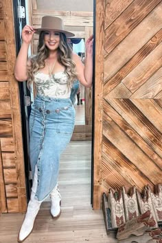 Here's how to style cowboy boots! They're so fun. The best cowgirl outfits that you can put together! Chic Cowboy Boots Outfit, Casual Cowgirl Outfits, Western Inspired Outfits, Outfit Vaquero, Style Cowboy Boots, Boots Outfit Ideas, Cowboy Boots Outfit