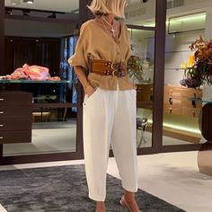 Qué ganas de lucir estos pantalones con un jersey grueso de lana gris...#ootd Susi Rejano, Shopping Queen, Look Office, Paris Chic, 60 Fashion, Over 50 Womens Fashion, V Neck Top, Casual Work Outfits