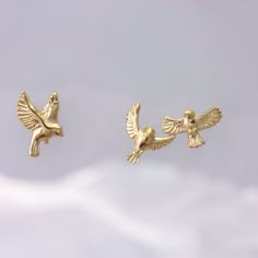 Seven mix'n'match bird ear studs to wear your way. Designed to capture the thrill, joy, and freedom that watching feathered friends in flight brings, this flock of highly detailed mismatched bird stud earrings are ready and waiting to swoop onto your lobes. Each delicate earring shows a bird in the various stages of flight and has been cast in a different pose. Soaring through the sky, diving low, stretching out their talons ready to land... We have tried to captured all the lifelike details. Te Birds Jewelry, Bird Jewellery, Delicate Earring, Bird Ears, Swan Jewelry, Hummingbird Jewelry, Bird Watcher Gifts, Sky Diving, Earrings Bird