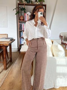 End Of Summer Clothes, Rainy Business Outfit, Brown Office Outfit, Green Classy Outfit, Early September Outfits, Sezane Trousers, Clinic Outfits, Casual Modest Outfits, Fall Mom Outfits