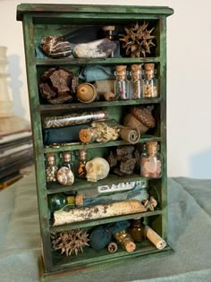 1:12 bookcase filled with nature, jars filled with various items and magical ingredients. Crystals, rolls of cloth, shells and other woodland finds can be found ready to use in spells, recipes, and natural remedies.  Warning: This dollshouse miniature is not intended for children. This item is delicate and is recommended for adult collectors only. The item is fragile and should be handled with care. Mini Witch House, Fairy Doors Diy How To Make, Cabinet Of Curiosities Diy, Fairy Apothecary, Mini Things To Make, Dnd Fairy, Pagan Winter, Witch Cabinet, Witch Dollhouse