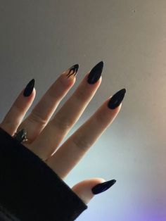 Simple Gothic Nail Designs, Nail Inspo Almond Black, Nail Inspo Stiletto, Nails Black Design, Nail Design Black, Halo Nails, Long Black Nails, Black Almond Nails, Long Almond Nails