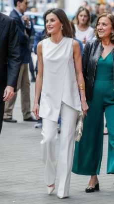 White Mini Dress Outfit, Estilo Real, Letizia Of Spain, Mini Dress Formal, Power Suit, White Short Dress, Queen Letizia, Little White Dresses, Mini Dresses Summer