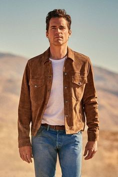 Mode Country, Suede Jacket Outfit, Leather Trucker Jacket, Outdoors Fashion, Men With Street Style, Men Suede, Brown Suede Jacket, Mens Fashion Classy