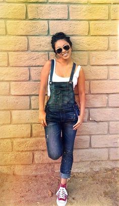 dark-wash-denim-overalls. Normally wouldnt go for overalls but these are actually super cute Overalls White, Red High Tops, Looks Jeans, Overalls Outfit, Moda Chic, Beauty Goals, Looks Black, Casual Winter Outfits, Washed Denim