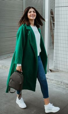 Green Coat Winter Outfit, Emerald Green Coat Outfit, Outfits Saco Verde, Saco Verde Mujer Outfit Casual, Green Wool Coat Outfit, Outfit Saco Verde, Green Coat Outfit Winter, Emerald Green Dress Outfit, Green Coat Outfit