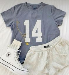 2024-2025 School Outfits, Preppy Sneakers Outfit, Soffee Shorts Outfit, White Converse Fits, Outfit Ideas For School Preppy, Stolkhome Outfits, Movie Day Outfit, First Day Of School Outfit Summer, Cute Everyday Outfits Casual