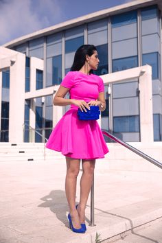 Blue Heels Outfit, Mini Dress With Heels, Ropa Color Neon, Pink Heels Outfit, Blue Shoes Outfit, Pink Shoes Outfit, Dress With Heels, Pink Dress Outfits, Bright Pink Dresses