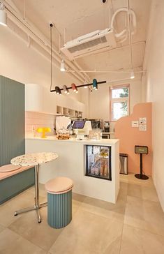 포인트컬러로 귀엽게 연출한 7평 작은카페인테리어 비용 Mini Shop Ideas, Baking Store, Shop Architecture, Coffee Shop Concept, Mini Cafe, Small Coffee Shop, Small Cafe Design