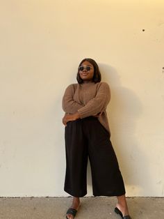 Plus Size Brown Pants Outfits, Black Big Pants Outfits, Curvy Wide Leg Pants Outfit, Wide Leg Brown Pants Outfit, Black Wide Leg Pants Outfit Casual, Brown Wide Leg Pants Outfit, Wide Leg Pants Outfit Plus Size, Brown Sweater Outfit, Wide Leg Pants Outfit Casual