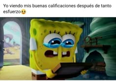 a spongebob is holding a plate in front of the caption that reads, tods cuado vemos fotos fofitos de personaes de personas