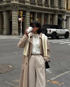 Rainy Day Outfits Fall, Beige Sweater Outfit, Demure Outfit, Trench Coat Outfits, Rome Outfits, Rainy Day Outfits, Outfit Ideas Autumn, Trench Beige, Trench Coat Outfit