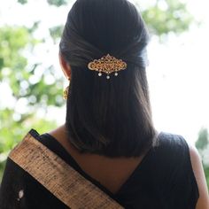 Gold Hair Clip, Hairdos For Short Hair, Traditional Indian Outfits, Indian Aesthetic, Drop Beads, Gold Hair, Gold Polish, Indian Hairstyles, Look Vintage