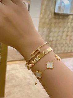 Expensive Jewelry Luxury, Luxe Jewelry, Jewelry Accessories Ideas, Girly Accessories, Gold Bracelets, Jewelry Fashion Trends, Classy Jewelry, Expensive Jewelry, Jewelry Essentials