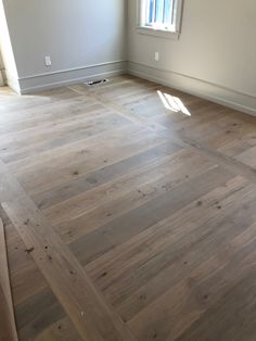 an empty room with hard wood flooring and white paint on the walls is shown