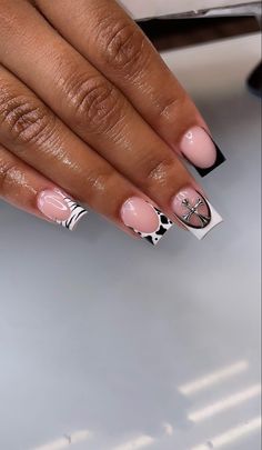 Red Nailart Art Ideas, Shortie French Tip, Creative Short Acrylic Nails, Black Design Nails Short, Brown Cow Print Nail Designs, Christmas Overlay Nails, Braider Nails Ideas Short, Nails Acrylic For Black Women, Nails With No Charms