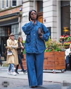 Outfit Inspo Elegant, Basketball Game Outfit Women, Denim 2024, Jean Jacket Outfits, Denim Outfits, Denim On Denim, Denim Day, Style Inspiration Winter