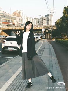 Japan Women Street Style, Turtleneck And Long Skirt, Asian Long Skirt Outfits, Japanese Skirt Outfits Long, Japanese Womens Fashion Casual, Japanese Street Fashion Minimalist, Casual Japanese Fashion, Japanese Long Skirt Outfit