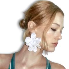 Zara Flower Earrings Oyster White New With Tags Zara Earrings, Sparkly Accessories, Crystal Heart Earrings, Oyster White, Zara Jewelry, Oversized Earrings, Flower Dangle Earrings, Vintage Chanel Handbags, Bohemian Flowers