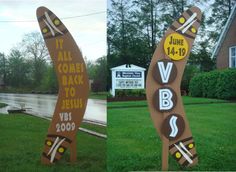 there are two signs in front of the house