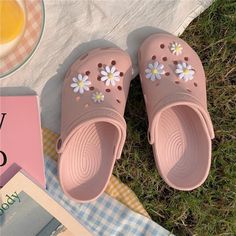 Crocs Socks Outfit, Crocs Outfit Aesthetic, Bae Crocs, Shoes Kawaii, Crocs Outfit, Flower Slippers, Pink Crocs, Slides Women