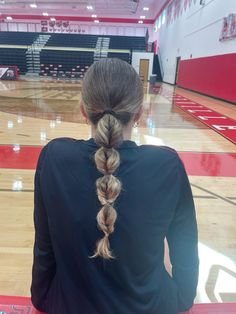 #hair #athletichair #volleyball #bubblebraidshairstyle Cute Volleyball Hairstyles Long Hair, Ball Game Hairstyles, Inverted Bubble Braid, Soccer Hairstyles For Thick Hair, Soccer Hair With Pre Wrap, Volleyball Hairstyles Low Ponytail, Low Volleyball Hairstyles, Basketball Hair Style, Low Pony Braid Hairstyles