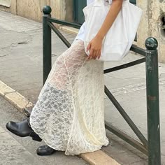 Maxi Skirt Styling, Skirt For Beach, Skirt Styling, Club Streetwear, Floral Lace Skirt, Lace Maxi Skirt, Skirt Aesthetic, Empire Dresses, Maxi Lace Skirt