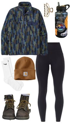 Spring Hiking Outfits For Women, Grey Hiking Boots Outfit, 14er Hiking Outfit, Cool Weather Hiking Outfits, Hiking Outfit Ideas For Women, Hiking Cold Outfit, Cute Cold Hiking Outfits, Outfit Ideas Camping, Camp Day At School Outfit