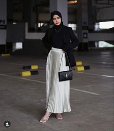 Night Out Outfit Hijab, Hijabi Old Money Outfits, Old Money Hijab Outfit, Outfit Bukber, Real Cinderella, Ootd Blazer, Casual Mom Style, Rok Outfit, Outfit Dinner