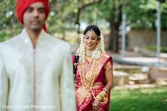 First Look http://www.maharaniweddings.com/gallery/photo/46065 @mateihorvath Bride Family Photos Indian, Anant Ambani And Radhika Merchant Pre Wedding, Radhika Merchant Pre Wedding, Maharashtra Wedding Couple, Bengali Bride Entry, Gallery Photo, First Look