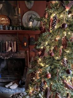 Colonial Christmas Decorating, Early American Decorating, Old Fashioned Christmas Decorations, Christmas Rooms, Christmas Porches