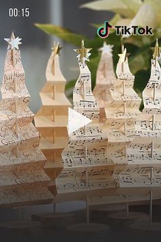 ++Super Cute DIY Christmas Projects orange garland, black house exterior, kitchen ideas, christmas! Diy Christmas Projects, White Christmas Trees, Christmas Tree Garland, Christmas Tree Crafts, Office Christmas Decorations, Christmas Projects Diy, Christmas Break