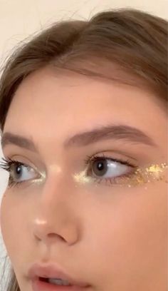 Greta Van Fleet Makeup Looks, Body Glitter Makeup, Dune Makeup Look, Glitter Eyeshadow Hooded Eyes, Goldilocks Makeup, Glittery Makeup Aesthetic, Greek Goddess Costume Makeup, Gold And Silver Makeup, Dune Makeup