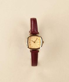 Watches Old Money, Simple Gold Jewelry Aesthetic, Old Money Watches Women, Women Watches Classy Elegant, Mocha Sneakers, Old Money Watch, Vintage Watches Women, Brown Purse, Money Aesthetic